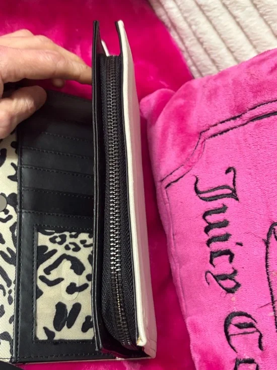 Jessica Simpson White Leather Crossbody Wallet with Front Zip - Picture 6 of 8